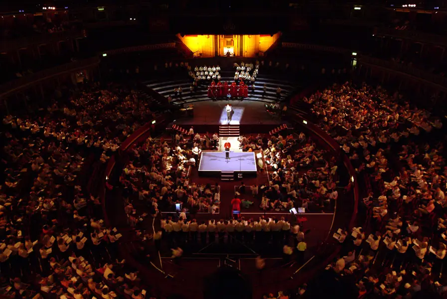 Royal Albert Hall, London. Concert: Stephen Layton conducting The Choir of the Temple Church, London, Holst Singers, Brighton Festival Chorus and Brass from the English Chamber Orchestra, 2004
