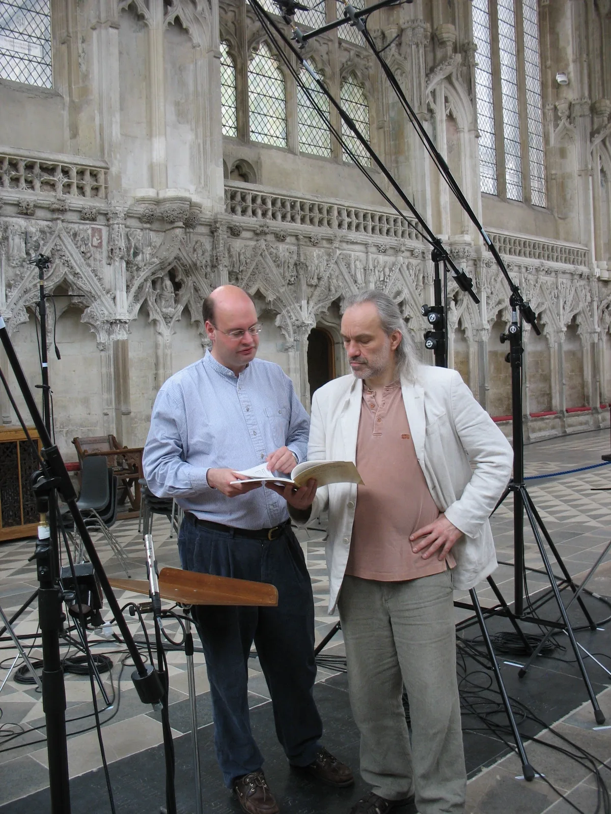 Stephen Layton in Uģis Prauliņš v Marijini kapeli katedrale v Elyju med snemanjem plošče Baltic Exchange, 2. do 6. avgusta 2008.